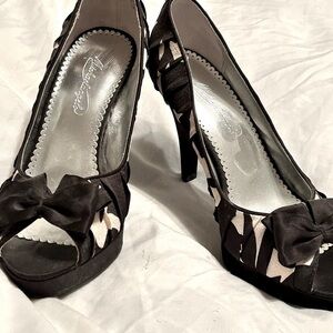 👠 Stunning Stylish Michelangelo Shadow Bow Heel Black, White Shoes - Never Worn
